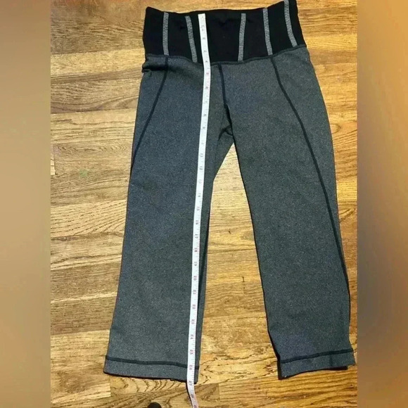Lululemon Gray and Black Tadasana Slit Crop Leggings, Work Out‎ Capris, sz 4 - Picture 6 of 6